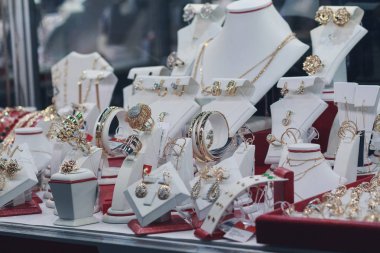 garnet takı mağaza pencerede olan sayaç