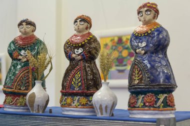 Kiev, Ukrayna - Şubat 25b 2018: Ukrayna ustaların sergisinde etnik giysiler içinde kadınların seramik figürler