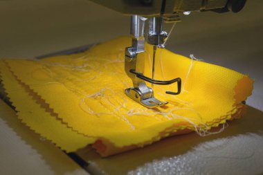 Dikiş makinesi yakın çekim parçası. Sanayi