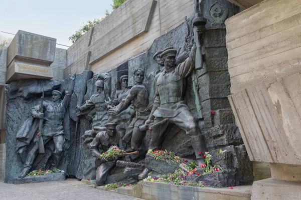 Kiew, Ukraine - 09. Mai 2016: Sowjetische Soldaten attackieren das Denkmal des 2. Weltkriegs, das große patriotische Kriegsmuseum — Stockfoto