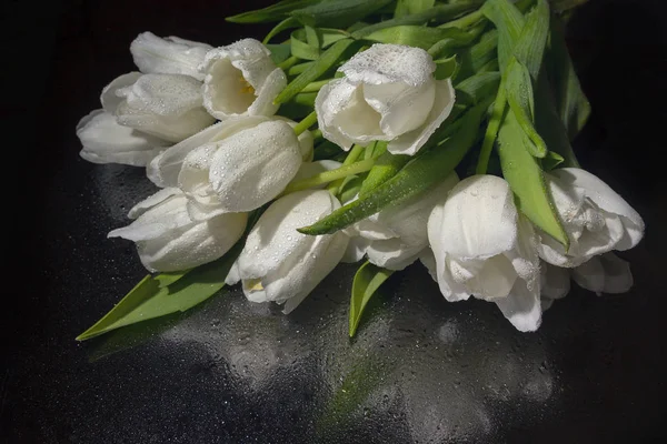 Fehér tulipánok fekete tükör felületre. Virágok — Stock Fotó