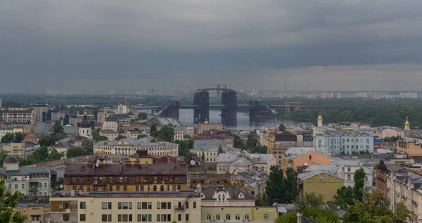 Vista panorámica del río Dniéper y la parte histórica de la ciudad de Kiev — Foto de Stock