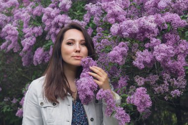 Güzel kadın ve bahçede çiçek leylak. Erkek