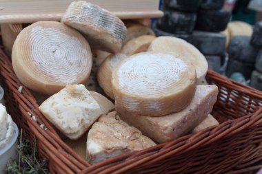 Ev yapımı peynir piyasa ahır üzerinde bir sepet içinde. Gıda