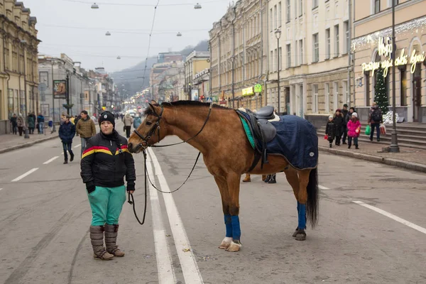 Kiev, Ukraine - 28 décembre 2017 : Une jeune fille invite les résidents de la ville à balayer un cheval pour produire une sortie par jour sur la place Kontraktova — Photo