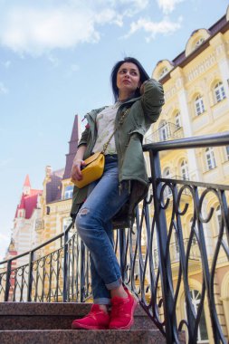 Sokakta sarı çanta ile güzel bir kadın. İnsanlar