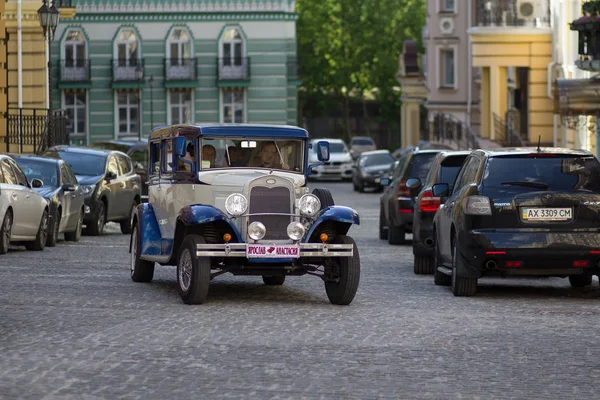 Kiev, Ukraine - 21 mai 2016 : Des voitures rétro accompagnent les jeunes mariés dans la ville historique — Photo