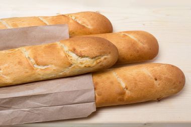 Masaya birkaç baget