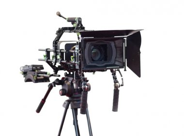 Beyaz arka plan üzerinde izole bir tripod üzerinde profesyonel video kamera