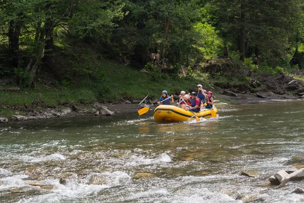 Iltsy, Ucrânia, - 05 de junho de 2017: Grupo de turistas realizar rafting no rio da montanha — Fotografia de Stock