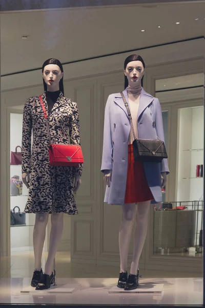Kobiece manekiny w modnych ubrań w oknie sklep — Zdjęcie stockowe