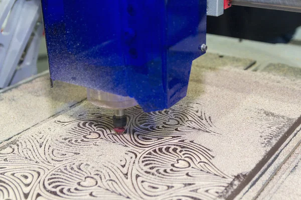 Фрезерный станок cnc работает в производстве мебели. Промышленность — стоковое фото