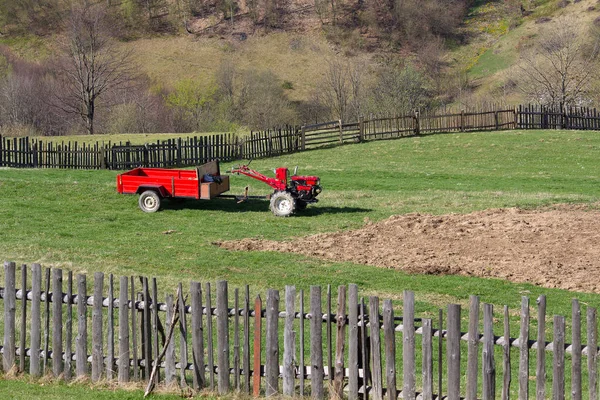 Red bakom traktorn står i gården. Jordbruk — Stockfoto