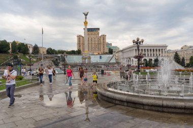 Kiev, Ukrayna - 01 Temmuz 2017: Vatandaşların ve turistlerin yağmurdan sonra bağımsızlık Meydanı