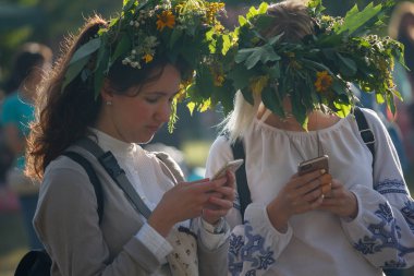 Kiev, Ukrayna - 06 Temmuz 2017: Kızlar çiçek akıllı şenlikte Ivan Kupala geleneksel bir Slav tatil çelenk içinde