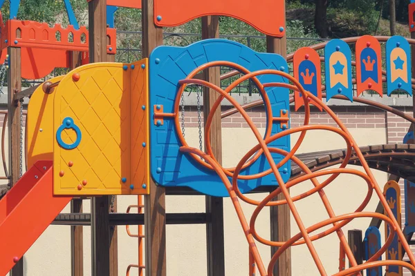 Colorido parque infantil en el patio de cerca — Foto de Stock