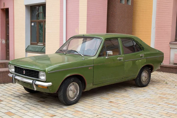 Kiev, Ukraina - 01 juli 2017: Gamla retro sedan på stadens gata — Stockfoto