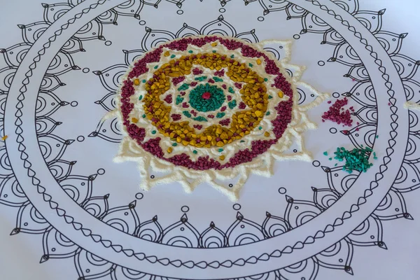 Malowane mandali w trakcie tworzenia. Kultury wedyjskiej — Zdjęcie stockowe