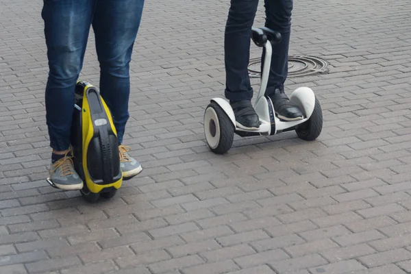 Tek tekerlekli sirk bisikletine ve jiroskop şehrin sokak üzerinde. Taşıma