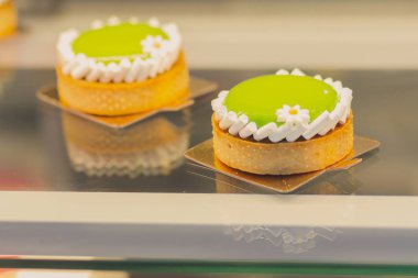 Lezzetli kek mağaza tezgahın üstünde. Gıda