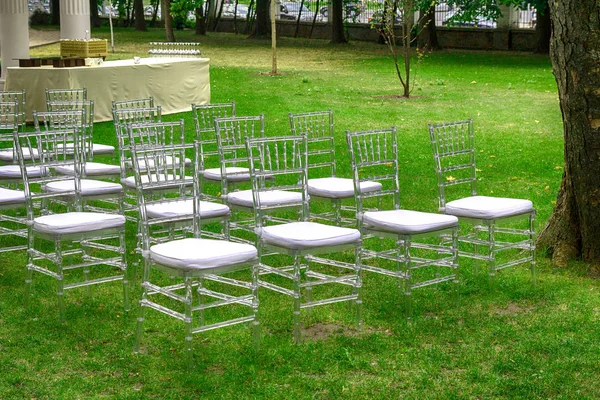 Beau cadre pour la cérémonie de mariage en plein air en attente pour les mariés et les invités. Mariage — Photo