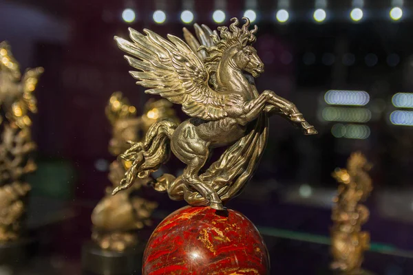 Kiew, Ukraine - 29. April 2018: Skulptur des geflügelten Pferdes des Bildhauers andrei ozjumenko in der Ausstellung "jeweller-expo, Ukraine" — Stockfoto