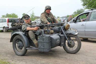 Kiev, Ukrayna - 09 Mayıs 2018: Erkeklerde tarihi yeniden inşası yıldönümünde İkinci Dünya Savaşı zaferle, bir motosiklet üzerinde Alman askeri giysiler