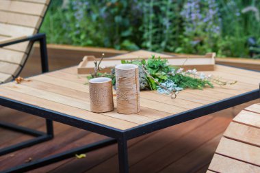 Doğal ahşap koltuklar verandada dinlenmek için. İç