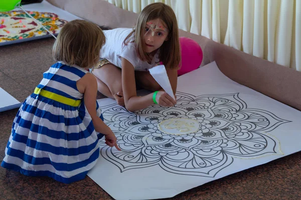 Kiev Ucrânia Julho 2017 Meninas Fazem Uma Mandala Areia Colorida — Fotografia de Stock