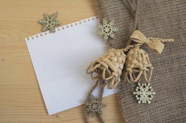 Masada beyaz kağıt ve Noel süslemeleri var.