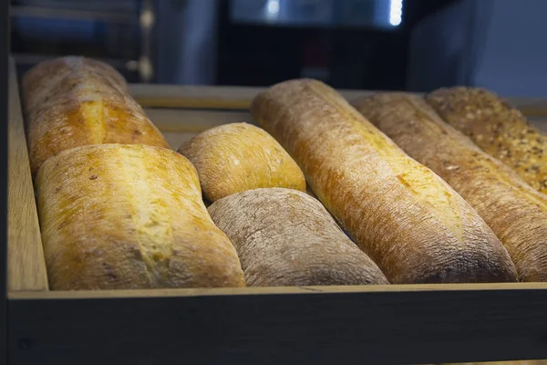 Свежий хлеб на столе крупным планом. Пекарня — стоковое фото