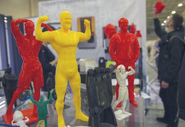 Modern teknolojinin sergilendiği bir masada 3D-yazıcı baskısı üretimi