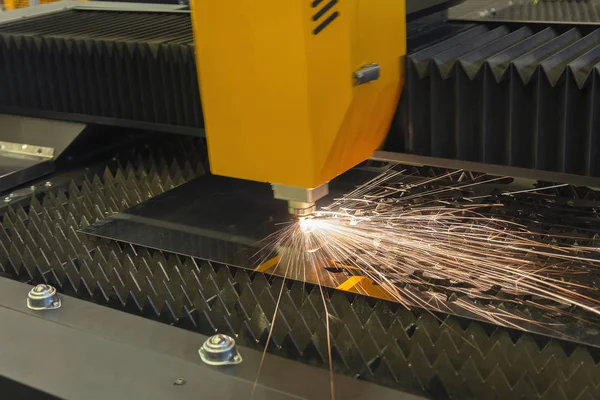 Découpe laser, technologie industrielle moderne CNC — Photo
