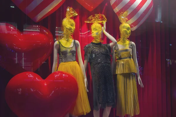 상점 창에서 고급스러운 의상을 입은 여성 마네킹. 패션 — 스톡 사진