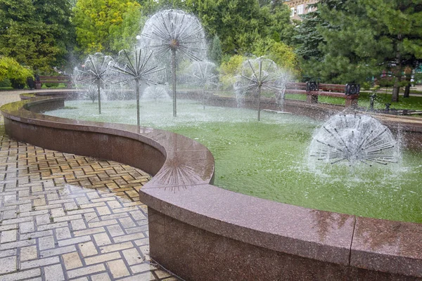 Прекрасный фонтан в городском парке. Архитектура — стоковое фото