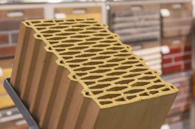 Tezgahın üzerinde kırmızı tuğla yakın çekim. Sanayi