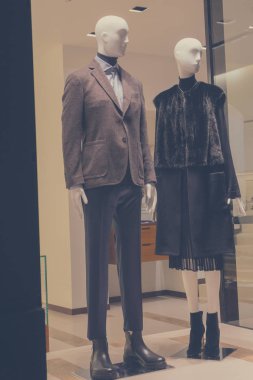 Vitrinde erkek ve kadın mankenler var. Satış