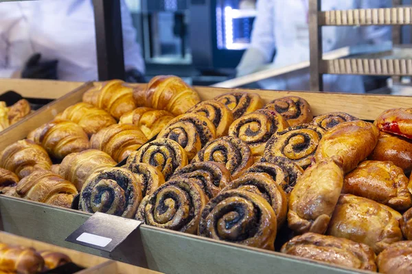 Surtido de deliciosos dulces recién horneados y hojaldre para la venta en el mostrador de tienda, supermercado, mercado, cafetería o panadería. — Foto de Stock