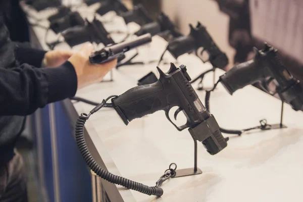 Zbraň v ruce. Výstava a prodej zbraní — Stock fotografie
