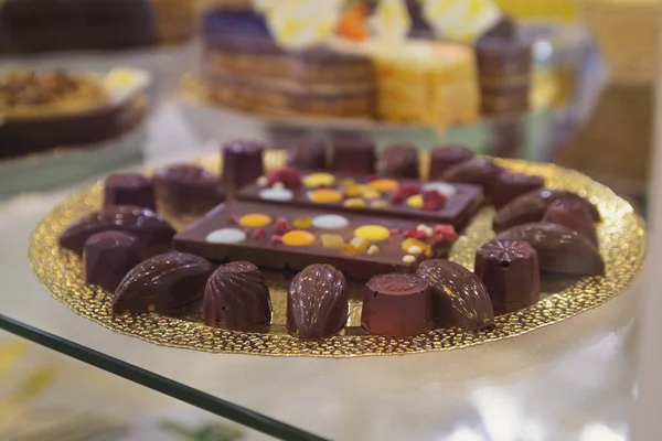 Deliciosos dulces de chocolate en exhibición en la tienda de dulces — Foto de Stock