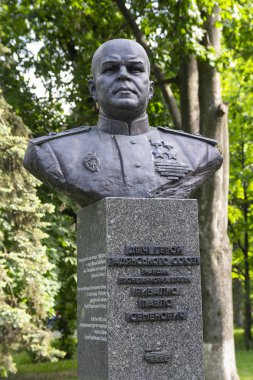 Kiev, Ukrayna - 18 Mayıs 2019: Ebedi Zafer Parkı 'nda Sovyetler Birliği Mareşali Pavel Rybalko' nun iki Kahramanı Anıtı