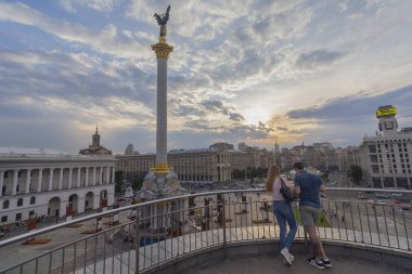 Kiev, Ukrayna - 24 Mayıs 2019: Akşam manzaralı Independence Meydanı 'nda genç bir çift