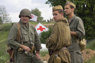 Kiev, Ukrayna - 9 Mayıs 2018: Mens İkinci Dünya Savaşı Zafer tarihi yeniden inşası yıldönümünde üzerinde Amerikan Sovyet ordusunun asker üniformalı