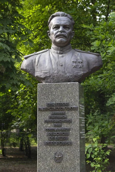 Kiev, Ucrania - 18 de mayo de 2019: Monumento dos veces héroe de la Unión Soviética, jefe del movimiento guerrillero, el general Alexei Fedorovich en el Parque de la Gloria Eterna — Foto de Stock