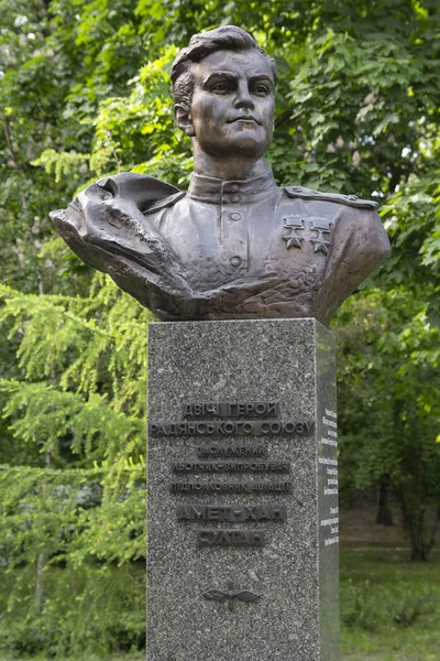 Kiev, Ucrânia - 18 de maio de 2019: Monumento duas vezes Herói da União Soviética, piloto de teste Ahmet-Khan Sultan no parque da Glória Eterna — Fotografia de Stock