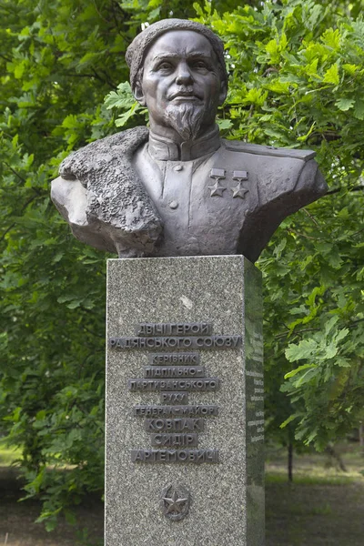Kijev, Ukrajna - 2019. május 18.: Emlékmű a gerilla mozgalom vezetőjének, Kovpak Sidor tábornoknak az Örök Dicsőség Parkjában — Stock Fotó