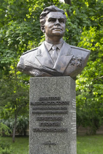 Kiev, Oekraïne - 18 mei 2019: Monument tweemaal Held van de Sovjet-Unie Generaal Georgi Beregovoy in het Park van Eeuwige Glorie — Stockfoto