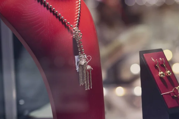 Collar en la ventana de una joyería — Foto de Stock