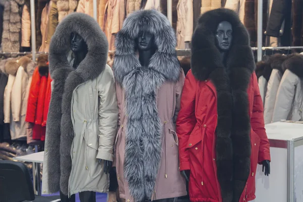 Женские манекены в зимней одежде в витрине магазина. Мода — стоковое фото