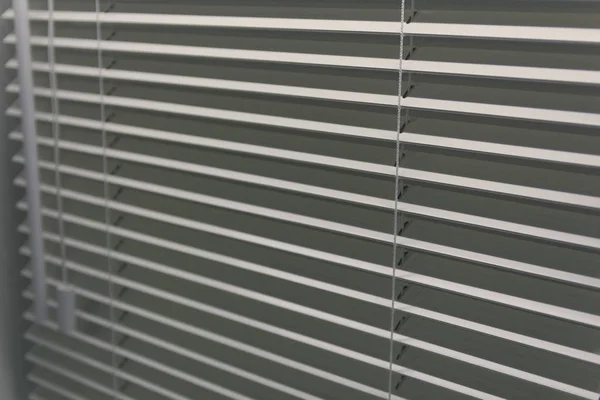 Estores horizontais brancos no close-up da janela. Interior — Fotografia de Stock